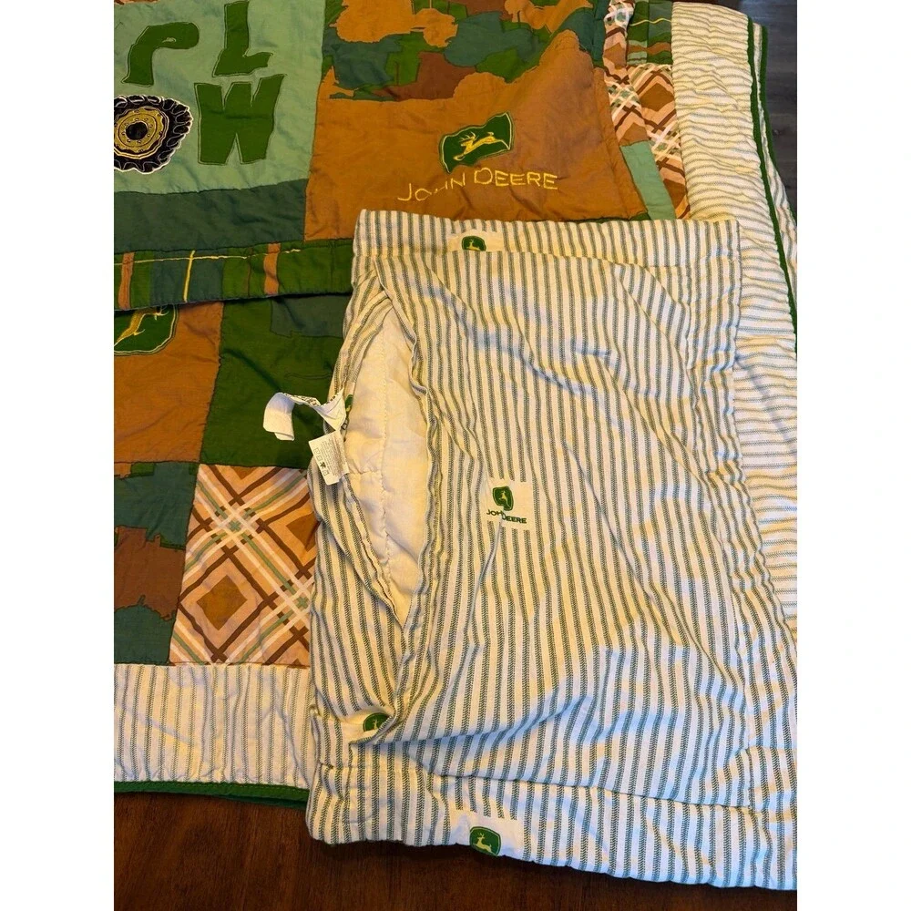 John Deere 2010 Tractor Camo Quilt Set with Pillow Shams - Full Size